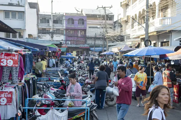 Tayland 'ın Uttaradit ilindeki Khlong Pho Market' te insanlar ve trafik. Tayland, Uttaradit, Kasım 29, 2024.