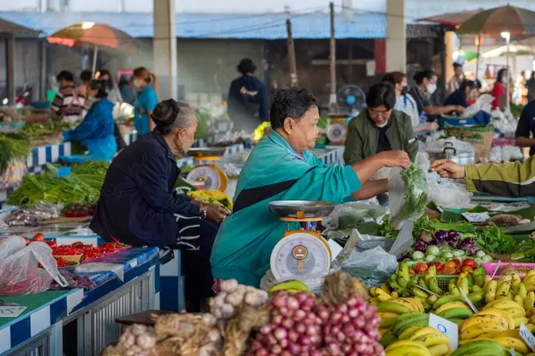 Tayland 'ın Uttaradit ilindeki Uttaradit şehrindeki Khlong Pho Pazarı. Tayland, Uttaradit, Kasım 29, 2024.
