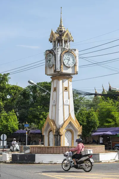 Uttaradit 'in başkenti Tayland' ın Uttaradit şehrindeki Saat Kulesi 'nde. Tayland, Uttaradit, 26 Kasım 2024.