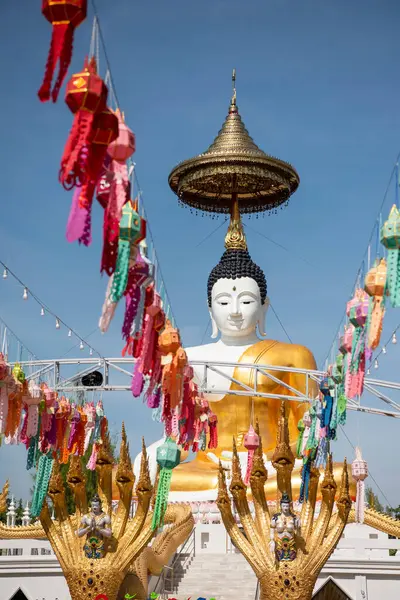 Uttaradit şehrinin Uttaradit kenti yakınlarındaki Wat Khung Taphao 'da Büyük Buda. Tayland, Uttaradit, 26 Kasım 2024.