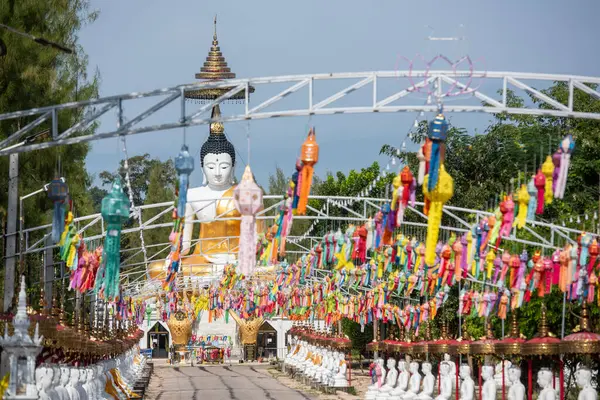 Uttaradit şehrinin Uttaradit kenti yakınlarındaki Wat Khung Taphao 'da Büyük Buda. Tayland, Uttaradit, 26 Kasım 2024.
