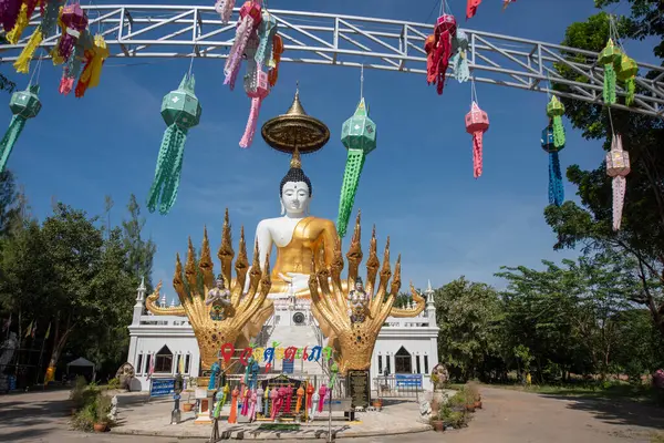 Uttaradit şehrinin Uttaradit kenti yakınlarındaki Wat Khung Taphao 'da Büyük Buda. Tayland, Uttaradit, 26 Kasım 2024.