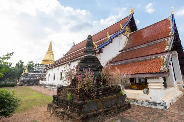 Wat Phra Borommathat Thung Yang Tayland 'ın Uttaradit şehrinin yakınlarında. Tayland, Uttaradit, 26 Kasım 2024.