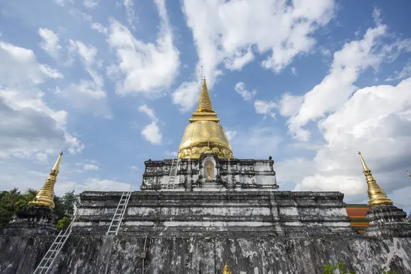 Wat Phra Borommathat Thung Yang Tayland 'ın Uttaradit şehrinin yakınlarında. Tayland, Uttaradit, 26 Kasım 2024.