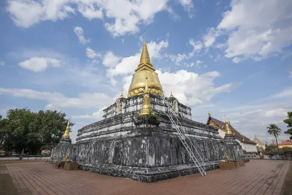Wat Phra Borommathat Thung Yang Tayland 'ın Uttaradit şehrinin yakınlarında. Tayland, Uttaradit, 26 Kasım 2024.