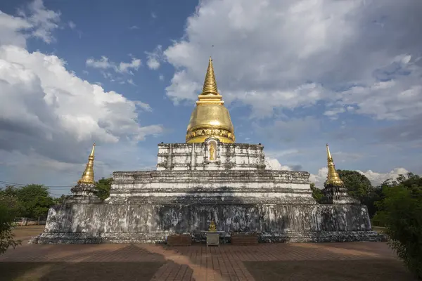 Wat Phra Borommathat Thung Yang Tayland 'ın Uttaradit şehrinin yakınlarında. Tayland, Uttaradit, 26 Kasım 2024.
