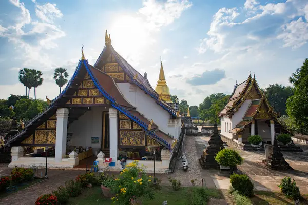 Wat Phra Borommathat Thung Yang Tayland 'ın Uttaradit şehrinin yakınlarında. Tayland, Uttaradit, 26 Kasım 2024.