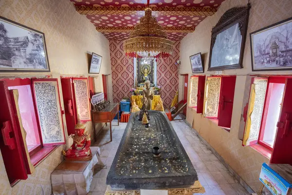 Wat Phra Thaen Sila 'daki Buda Ayak İzi Tayland' ın Uttaradit şehrinin yakınlarındaki Uttaradit şehrinde. Tayland, Uttaradit, 26 Kasım 2024.