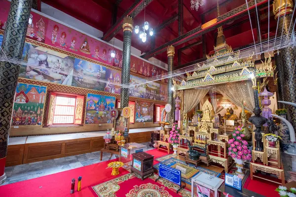 Wat Phra Thaen Sila 'daki Buda Ayak İzi Tayland' ın Uttaradit şehrinin yakınlarındaki Uttaradit şehrinde. Tayland, Uttaradit, 26 Kasım 2024.