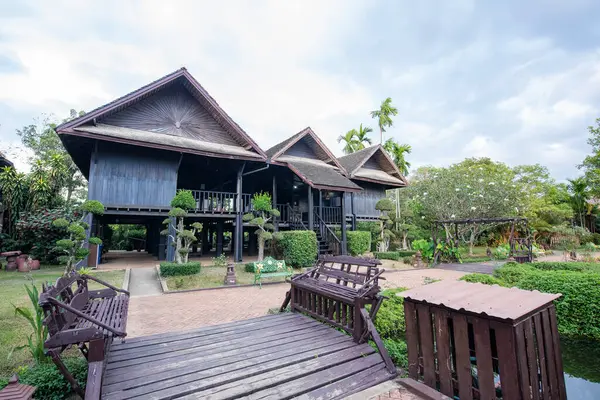 Tayland 'ın Uttaradit ili yakınlarındaki Laplae Town' daki Mueang Laplae Müzesi 'nde Woodhouse. Tayland, Uttaradit, 26 Kasım 2024.