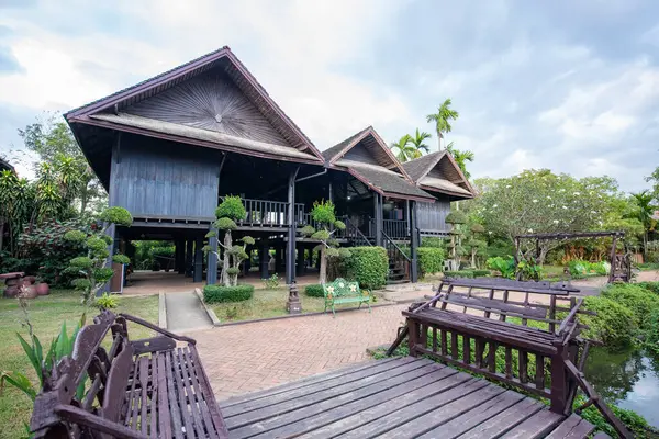 Tayland 'ın Uttaradit ili yakınlarındaki Laplae Town' daki Mueang Laplae Müzesi 'nde Woodhouse. Tayland, Uttaradit, 26 Kasım 2024.