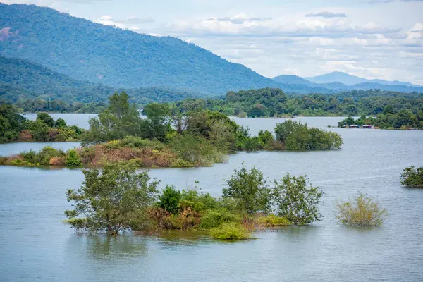 Tayland 'ın Uttaradit ilindeki Chong Khao Khat Barajı' ndaki Sirikit Gölü manzarası. Tayland, Uttaradit, 27 Kasım 2024.