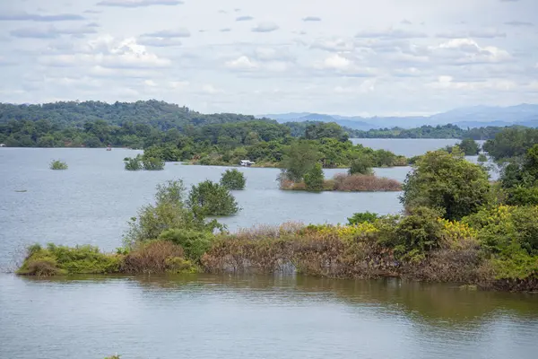 Tayland 'ın Uttaradit ilindeki Chong Khao Khat Barajı' ndaki Sirikit Gölü manzarası. Tayland, Uttaradit, 27 Kasım 2024.