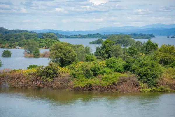 Tayland 'ın Uttaradit ilindeki Chong Khao Khat Barajı' ndaki Sirikit Gölü manzarası. Tayland, Uttaradit, 27 Kasım 2024.
