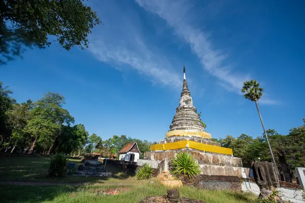 Wat Phra Fang, Tayland 'ın Uttaradit ilindeki Uttaradit şehrinin yakınlarında. Tayland, Uttaradit, 28 Kasım 2024.