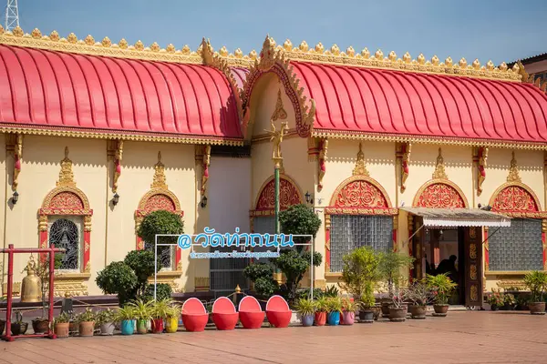 Wat Tha Thanon, Tayland 'ın Uttaradit iline bağlı Uttaradit şehrinde. Tayland, Uttaradit, 26 Kasım 2024.