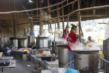 Kuzey Tayland 'ın Phrae ilindeki Sa-iap Köyü' ndeki Rice Spirits Fabrikası 'nda çalışanlar. Tayland, Phrae, Kasım, 25, 2024.
