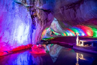 Tham Pha Nang Khoi ya da Kuzey Tayland 'ın Phrae ilindeki Renkli Işıklar Mağarası. Tayland, Phrae, 22 Kasım 2024.