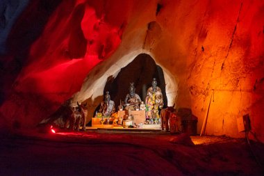 Tham Pha Nang Khoi ya da Kuzey Tayland 'ın Phrae ilindeki Renkli Işıklar Mağarası. Tayland, Phrae, 22 Kasım 2024.