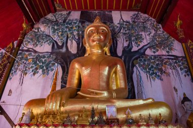 Wat Phra 'da Buda figürü Chom Chaeng Phrae şehrinde ve Kuzey Tayland' da Phrae ilinde. Tayland, Phrae, Kasım, 23, 2024.