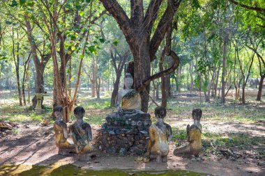 Phrae şehrindeki Chom Chaeng ve Kuzey Tayland 'daki Phrae vilayetindeki Buddha' lar. Tayland, Phrae, Kasım, 23, 2024.