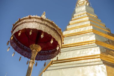 Chedi, Wat Phra 'da Cho Hae' nin Phrae şehri ve Kuzey Tayland 'daki Phrae ili yakınlarında olduğunu söylüyor. Tayland, Phrae, Kasım, 23, 2024.