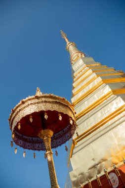 Chedi, Wat Phra 'da Cho Hae' nin Phrae şehri ve Kuzey Tayland 'daki Phrae ili yakınlarında olduğunu söylüyor. Tayland, Phrae, Kasım, 23, 2024.
