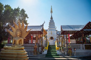 Phrae şehri ve Kuzey Tayland 'daki Phrae ili yakınlarındaki Wat Phra Doi Leng' de Chedi. Tayland, Phrae, Kasım, 23, 2024.
