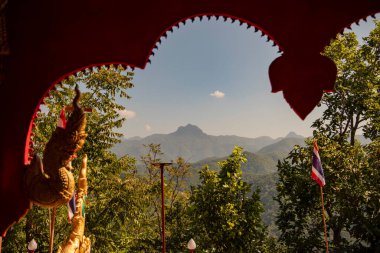 Wat Phra 'dan Doi Leng' in Phrae şehri ve Kuzey Tayland 'ın Phrae ili yakınlarındaki görüntüsü. Tayland, Phrae, Kasım, 23, 2024.