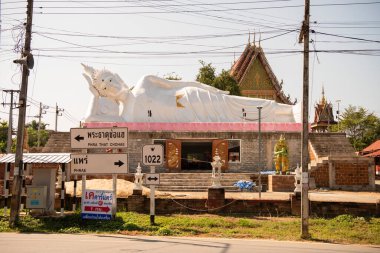 Kuzey Tayland Phrae ili yakınlarındaki Wat Suwan Naram 'da uzanan Buda. Tayland, Phrae, Kasım, 23, 2024.