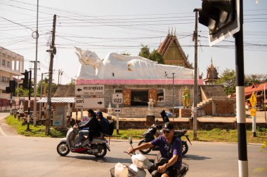 Kuzey Tayland Phrae ili yakınlarındaki Wat Suwan Naram 'da uzanan Buda. Tayland, Phrae, Kasım, 23, 2024.