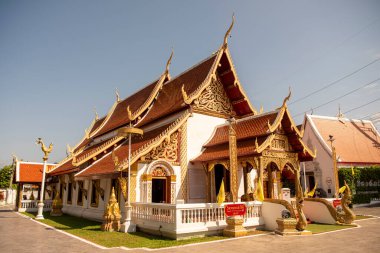Phrae şehri ve Kuzey Tayland Phrae ili yakınlarında Wat Sung Men. Tayland, Phrae, Kasım, 23, 2024.