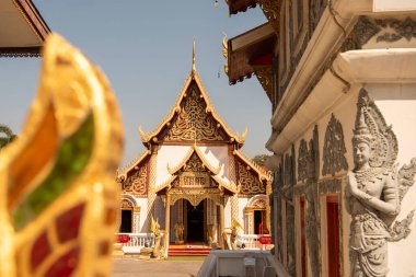 Phrae şehri ve Kuzey Tayland Phrae ili yakınlarında Wat Sung Men. Tayland, Phrae, Kasım, 23, 2024.
