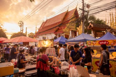 Phrae şehrindeki Cumartesi Gecesi Pazarı ve Kuzey Tayland 'daki Phrae ili. Tayland, Phrae, Kasım, 23, 2024.
