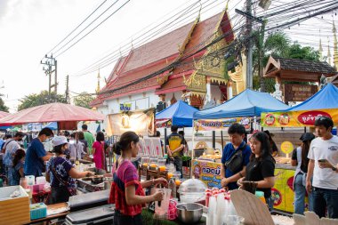 Phrae şehrindeki Cumartesi Gecesi Pazarı ve Kuzey Tayland 'daki Phrae ili. Tayland, Phrae, Kasım, 23, 2024.