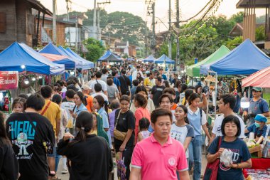Phrae şehrindeki Cumartesi Gecesi Pazarı ve Kuzey Tayland 'daki Phrae ilindeki insanlar. Tayland, Phrae, Kasım, 23, 2024.