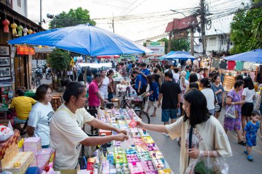 Phrae şehrindeki Cumartesi Gecesi Pazarı ve Kuzey Tayland 'daki Phrae ilindeki insanlar. Tayland, Phrae, Kasım, 23, 2024.