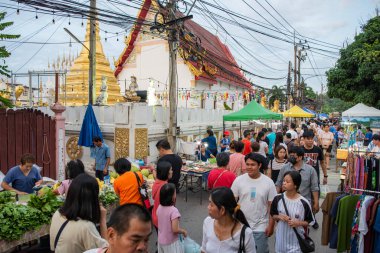 Phrae şehrindeki Cumartesi Gecesi Pazarı ve Kuzey Tayland 'daki Phrae ili. Tayland, Phrae, Kasım, 23, 2024.