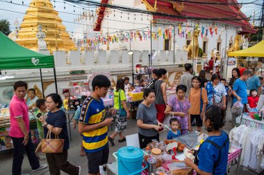 Phrae şehrindeki Cumartesi Gecesi Pazarı ve Kuzey Tayland 'daki Phrae ili. Tayland, Phrae, Kasım, 23, 2024.
