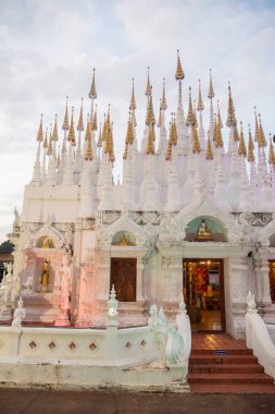 Phrae şehrindeki Wat Phong Sunan ve Kuzey Tayland 'daki Phrae ili. Tayland, Phrae, Kasım, 23, 2024.