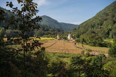 Phrae şehri yakınlarındaki Ban Nakhuha Köyü 'nden Wat Na Khu Ha' nın Buda 'sı ve Kuzey Tayland' daki Phrae ili. Tayland, Phrae, 24 Kasım 2024.