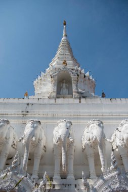 Phrae şehrinde Thin Thaen Luang ve Kuzey Tayland 'da Phrae vilayetinde Wat Phra' lı Chedi. Tayland, Phrae, 24 Kasım 2024.