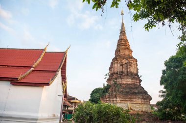Chedi, Phrae şehrindeki Wat Sri Chum Chedi ve Kuzey Tayland 'daki Phrae ilinde. Tayland, Phrae, 24 Kasım 2024.