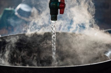 Kuzey Tayland 'ın Phrae ilindeki Sa-iap Köyü' ndeki Rice Spirits Fabrikası 'nda çalışanlar. Tayland, Phrae, Kasım, 25, 2024.