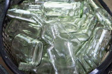 Kuzey Tayland 'ın Phrae ilindeki Sa-iap Köyü' ndeki Fabrika Ban Kruathong 'da bir şişe pirinç ruhu. Tayland, Phrae, Kasım, 25, 2024.