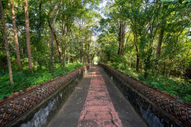 Phrae şehrindeki Chom Chaeng ve Kuzey Tayland 'daki Phrae vilayetindeki Wat Phra' ya kadar. Tayland, Phrae, Kasım, 23, 2024.