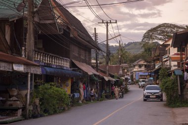 Tayland, Pua: 19 Kasım 2024 - Kuzey Tayland 'ın Nan ilindeki Ban Bo Klua kasabasının manzarası.  