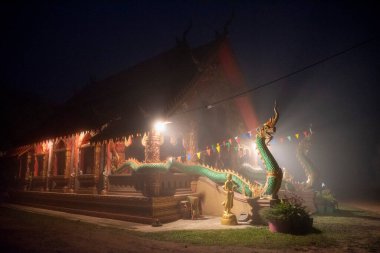 Tayland, Sapan: 20 Kasım 2024 - Tayland 'ın Nan ilindeki Wat Sapan kasabasında Gece ve Sis.