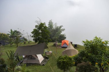 Tayland, Sapan: 20 Kasım 2024 - Kuzey Tayland 'ın Nan ilindeki Sapan Town ve Valley üzerinde Sabah Sisi olan kamp yeri.  