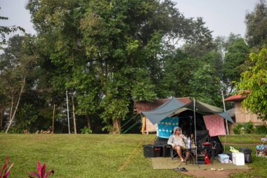 Tayland, Sapan: 20 Kasım 2024 - Kuzey Tayland 'ın Nan ilindeki Sapan Town ve Valley üzerinde Sabah Sisi olan kamp yeri.  